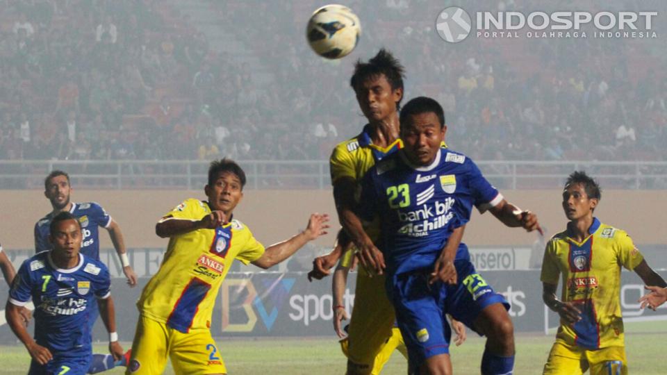 Ridwan melakukan duel udara dengan Johan Ahmad Farizi. Momen ini menjadi awal terciptanya gol penyama bagi Persib Bandung yang dicetak oleh Vladimir Vujovic.